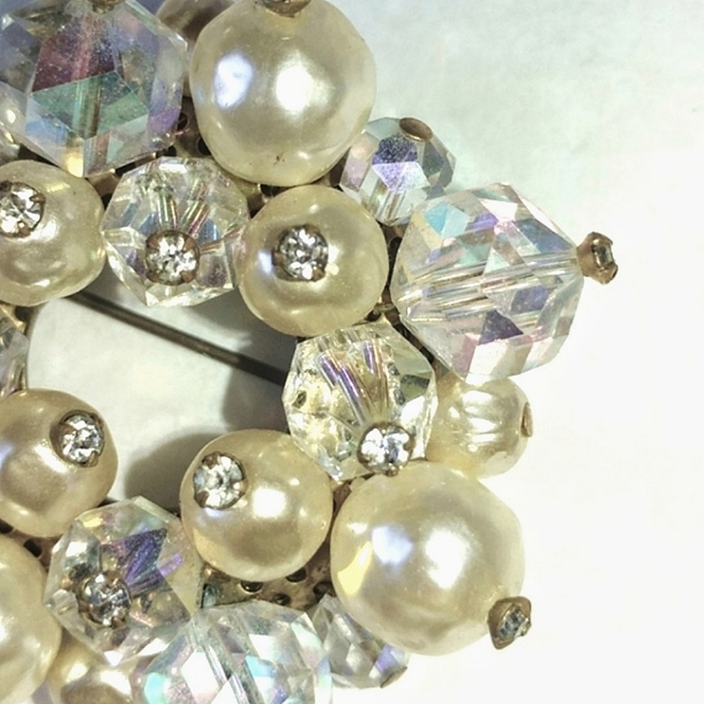 AURORA BOREALIS CRYSTAL & FAUX PEARL VINTAGE CIRCLE PIN - Picture 4 of 6